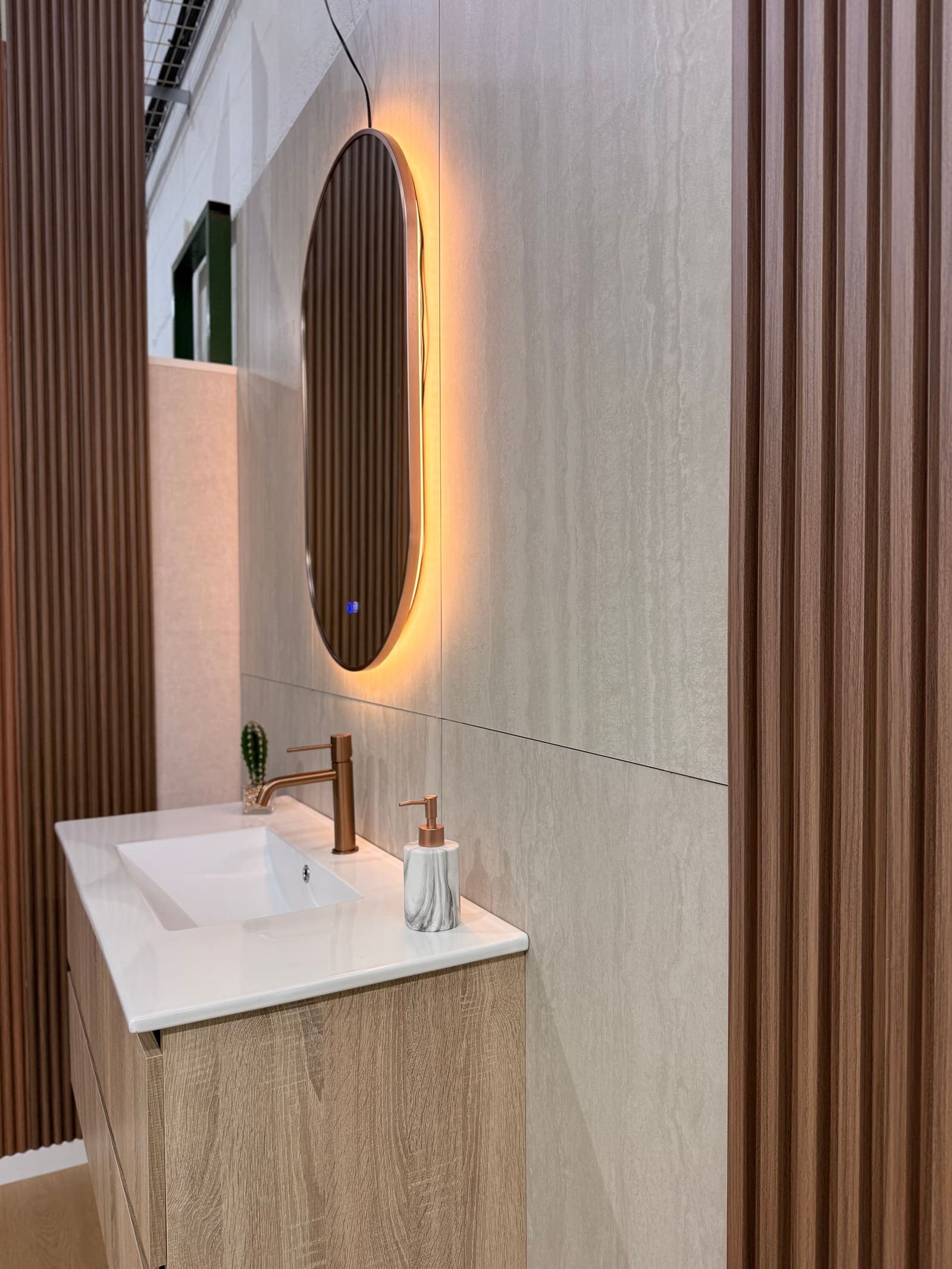 Móvel de madeira com torneira bronze, espelho oval LED e ripados