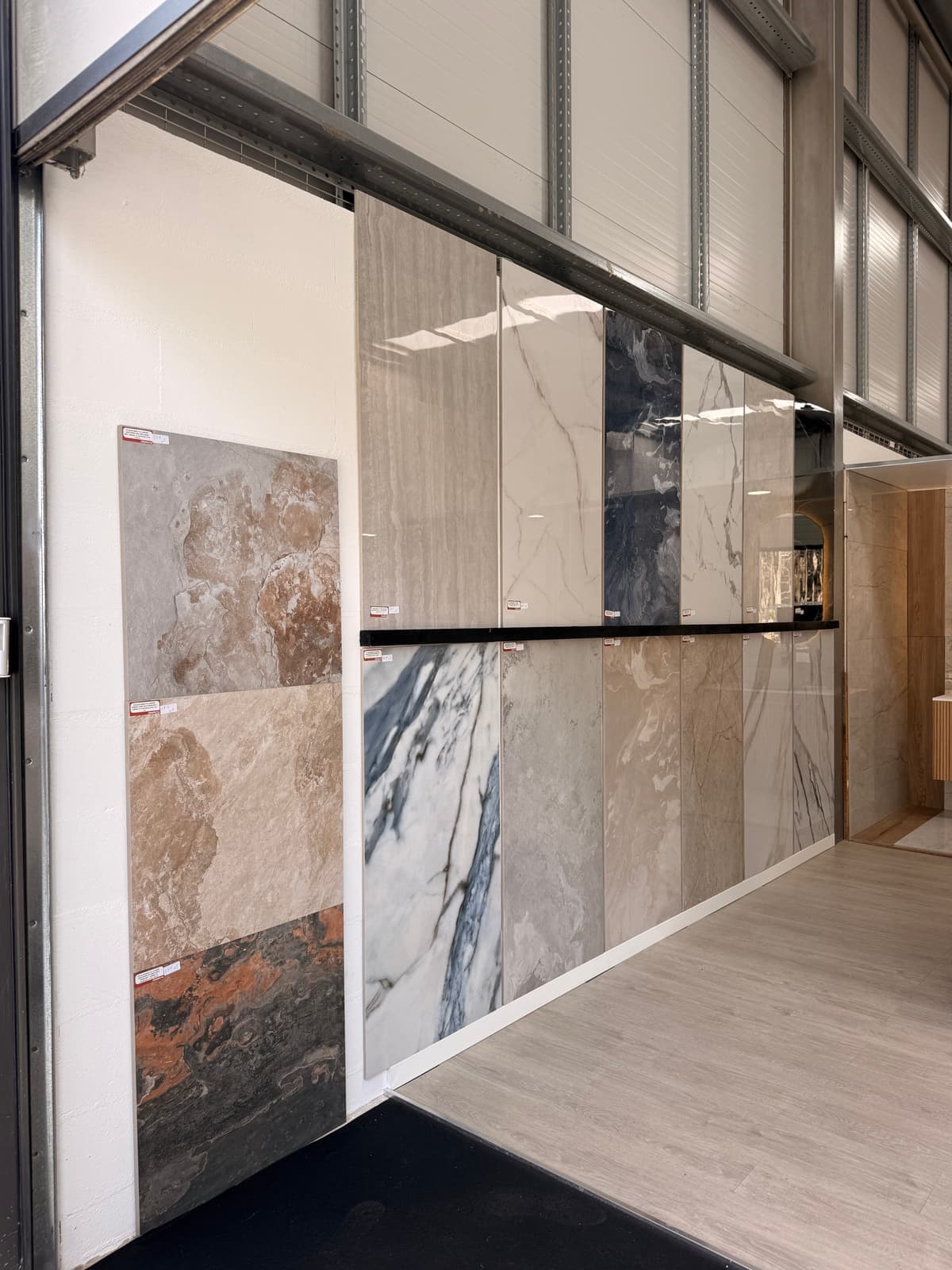 Parede de exposição com cerâmicas de grande formato em vários acabamentos