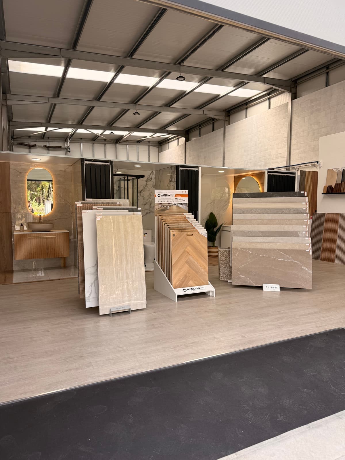 Interior do showroom Cerâmicas Pinto em Esmoriz com expositores de cerâmica e pavimento vinílico